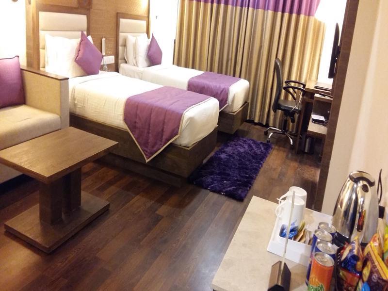 Pride Biznotel Vadodara Luaran gambar