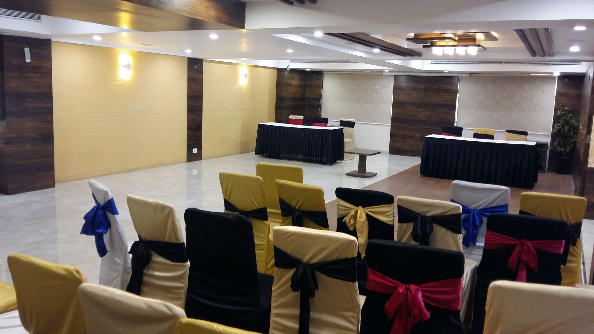 Pride Biznotel Vadodara Luaran gambar